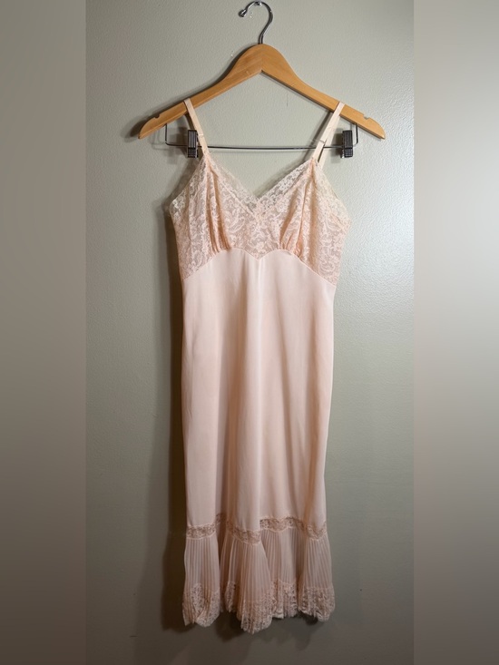 Vanity Fair Dresses & Skirts - Vintage Vanity Fair Peach Lace Slip Dress Size 32 Small Nylon Nightgown Midi